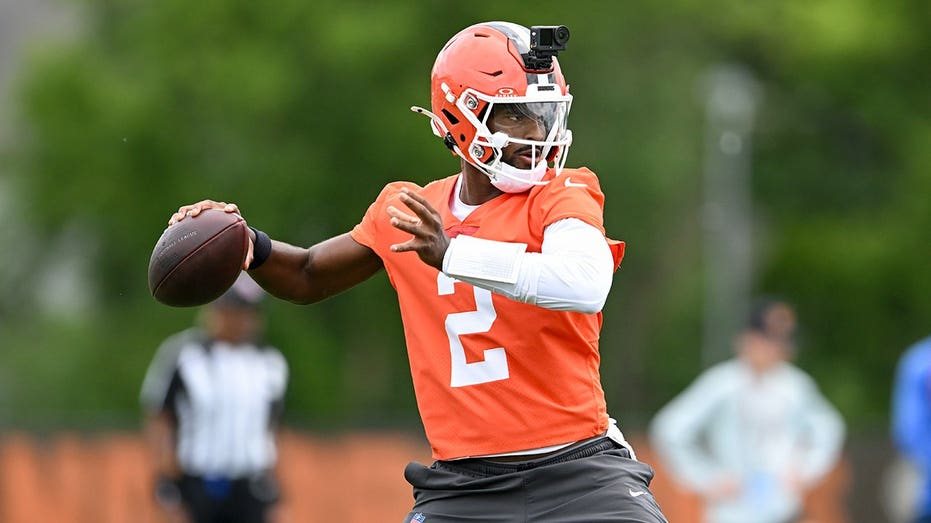 Survey of NFL executives and coaches ranks Shedeur Sanders last among quarterbacks