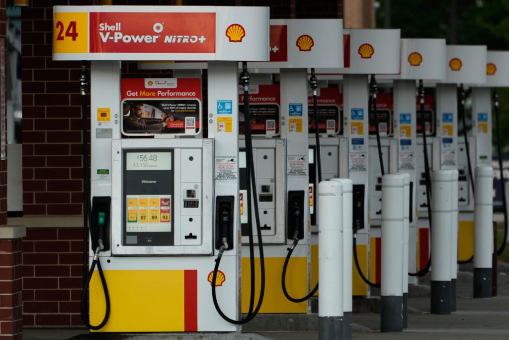 US national average gas price returns to $4 a gallon amid escalating US-Iran conflict