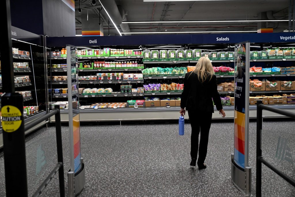 Americans' Economic Confidence Declines Again as Iran Tensions Drive Up Gas Prices