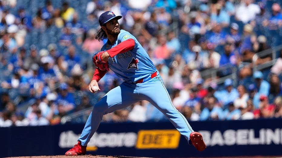 Blue Jays favored over Mariners as Dylan Cease faces struggling Luis Castillo