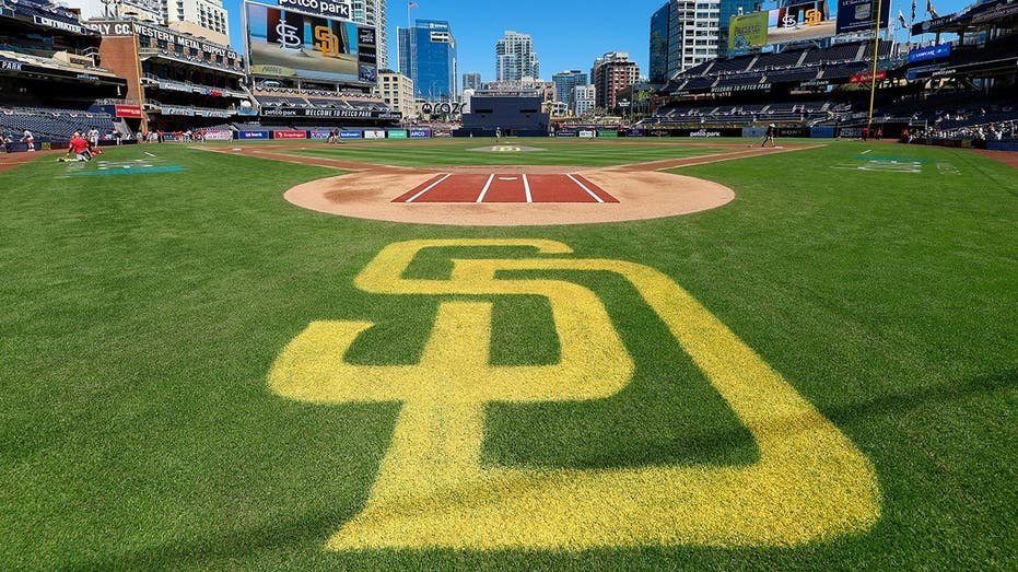Padres favored over Giants as trade deadline nears